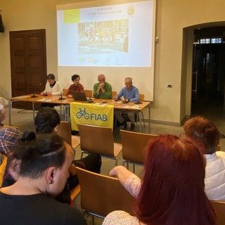 Al tavolo dei relatori da sinistra a destra Anna Grassis,  Oriana Pecchio, Claudio Latino e Natale Dodar