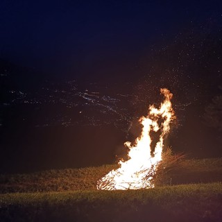 San Pietro accende le vette: in Valle d’Aosta la notte dei falò che trasformano le montagne in un cielo di fuoco