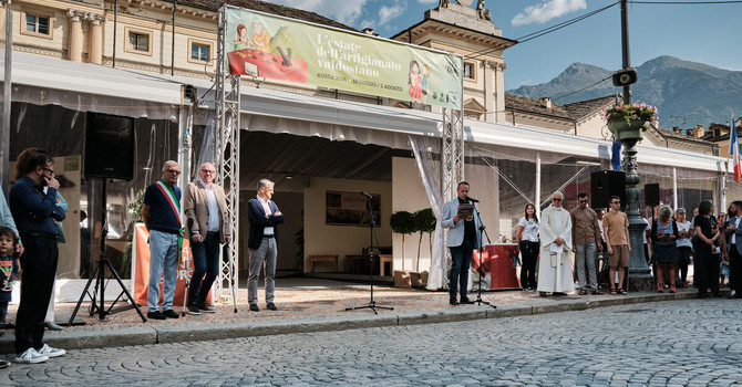 L'artigianato valdostano conquista l'estate: migliaia di visitatori celebrano una tradizione che guarda al futuro L'artigianato valdostano conquista l'estate: migliaia di visitatori celebrano una tradizione che guarda al futuro