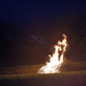 San Pietro accende le vette: in Valle d’Aosta la notte dei falò che trasformano le montagne in un cielo di fuoco San Pietro accende le vette: in Valle d’Aosta la notte dei falò che trasformano le montagne in un cielo di fuoco