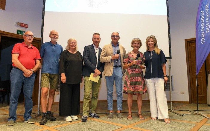 Da sinistra: Italo Cerise, Luigi Pepellin, Loredana Petey, Jacques Buillet, Michel Martinet, Anne Lapied, Luisa Vuillermoz Da sinistra: Italo Cerise, Luigi Pepellin, Loredana Petey, Jacques Buillet, Michel Martinet, Anne Lapied, Luisa Vuillermoz