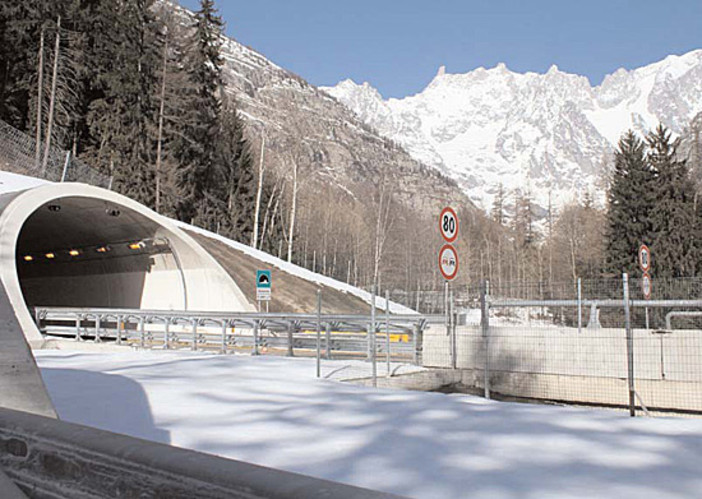 L'imbocco di una galleria lungo il raccordo Aosta-Morgex (immagine dal sito web www.sim-srl.com)