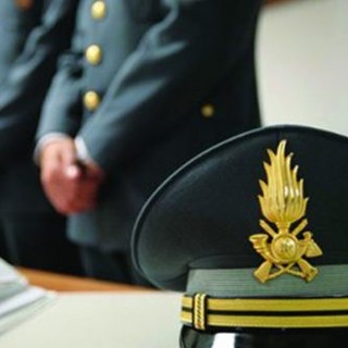 Caschi tricolori ma made in China: la Guardia di finanza smaschera la maxi frode “Non ci casco”