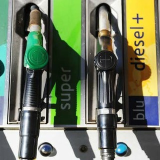 Carburanti, il Governo sceglie di sfidare un uragano con un ombrellino di carta