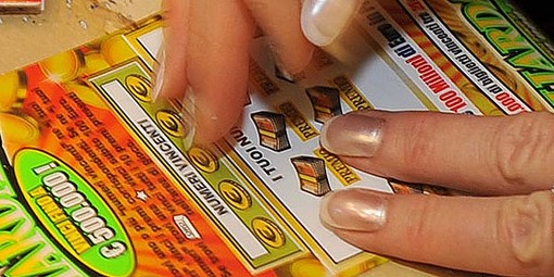 Gioco d’azzardo: Via libera alle nuove norme che aprono le porte alla pubblicità e al gratta e vinci virtuale
