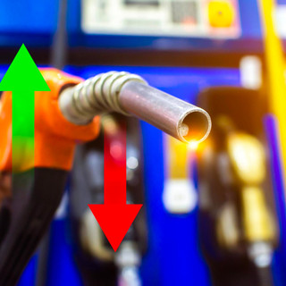 Benzina: i prezzi tornano a salire, ma più del dovuto! I sovrapprezzi causano aggravi di 265,00 euro annui a famiglia. Prematuro l’abbandono del taglio delle accise