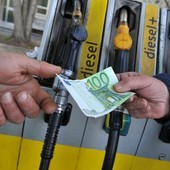 Carburanti e inflazione, marzo accelera ancora: famiglie sotto pressione