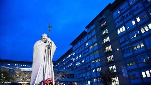 Papa Leone XIV, notte tranquilla al Gemelli dopo l’intervento al polmone. Recupero regolare, resta l’incognita dei prossimi impegni Papa Leone XIV, notte tranquilla al Gemelli dopo l’intervento al polmone. Recupero regolare, resta l’incognita dei prossimi impegni