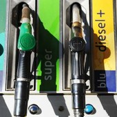 Carburanti, il Governo sceglie di sfidare un uragano con un ombrellino di carta Carburanti, il Governo sceglie di sfidare un uragano con un ombrellino di carta