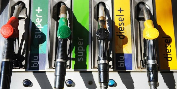 Carburanti, il Governo sceglie di sfidare un uragano con un ombrellino di carta