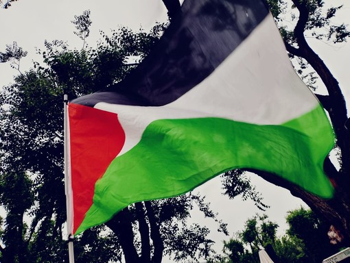 Aosta non si piega: mentre certi media contano “50 persone”, la folla grida giustizia per Gaza