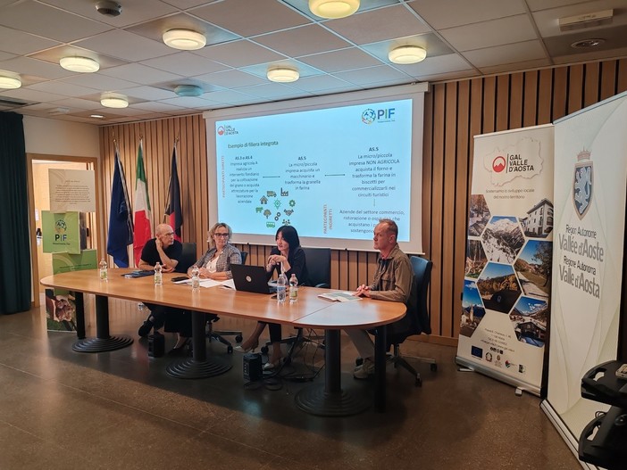 Da sn: Alessandro Rota, Dirigente Autorità di gestione CSR 2023-2027, Assessore all’Agricoltura e Risorse naturali Speranza Girod, Coordinatrice GAL Valle d’Aosta Marta Anello, Presidente GAL Valle d'Aosta Camillo Rosset (ph. GAL) Da sn: Alessandro Rota, Dirigente Autorità di gestione CSR 2023-2027, Assessore all’Agricoltura e Risorse naturali Speranza Girod, Coordinatrice GAL Valle d’Aosta Marta Anello, Presidente GAL Valle d'Aosta Camillo Rosset (ph. GAL)