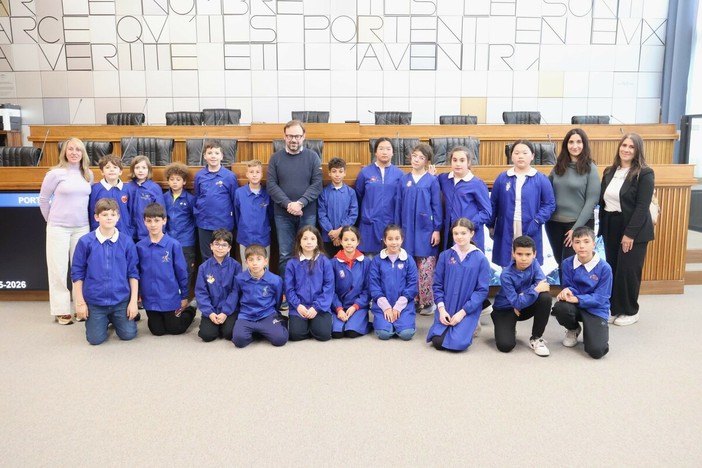 Portes ouvertes: la visita della classe V A della scuola primaria San Francesco di Aosta al Consiglio Valle Portes ouvertes: la visita della classe V A della scuola primaria San Francesco di Aosta al Consiglio Valle
