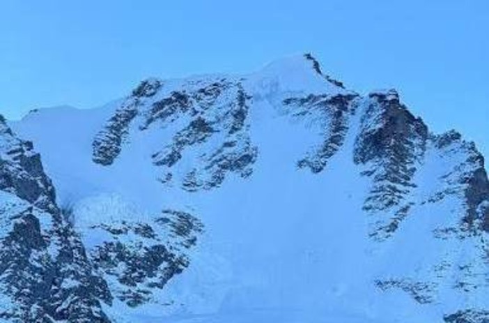 Tragedia sul Gran Paradiso: tre alpinisti precipitati sulla parete Nord, non si salvano Tragedia sul Gran Paradiso: tre alpinisti precipitati sulla parete Nord, non si salvano