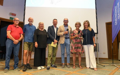 Da sinistra: Italo Cerise, Luigi Pepellin, Loredana Petey, Jacques Buillet, Michel Martinet, Anne Lapied, Luisa Vuillermoz Da sinistra: Italo Cerise, Luigi Pepellin, Loredana Petey, Jacques Buillet, Michel Martinet, Anne Lapied, Luisa Vuillermoz