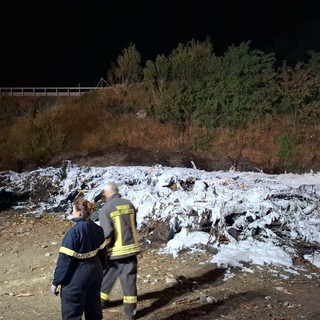 Incendio nella notte a Pontey, in fiamme una catasta di legna: nessun ferito