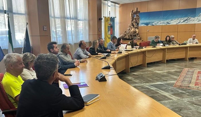 Valtournenche, scontro in Consiglio su bilancio e seconde case: Avetrani attacca la maggioranza