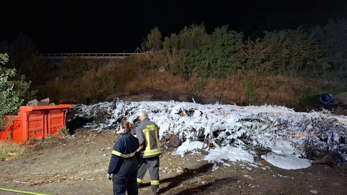 Incendio nella notte a Pontey, in fiamme una catasta di legna: nessun ferito Incendio nella notte a Pontey, in fiamme una catasta di legna: nessun ferito