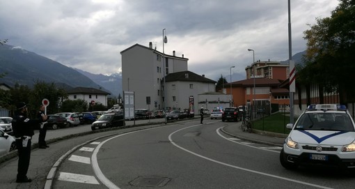 Aosta: Intervento urgente per lampione pericolante in via Lys