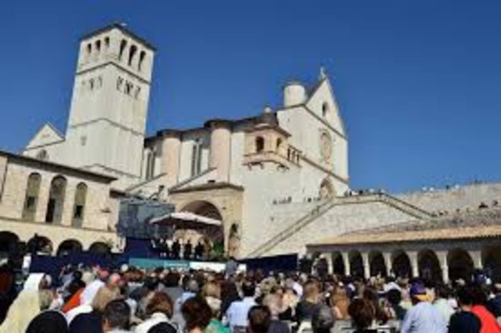 La Valle d’Aosta e Enval tra i firmatari della Rete delle città di carta ad Assisi La Valle d’Aosta e Enval tra i firmatari della Rete delle città di carta ad Assisi