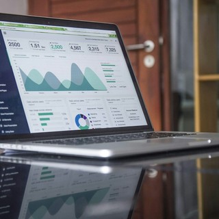 Investire tramite la propria banca nel 2026: analisi dei costi e modelli alternativi