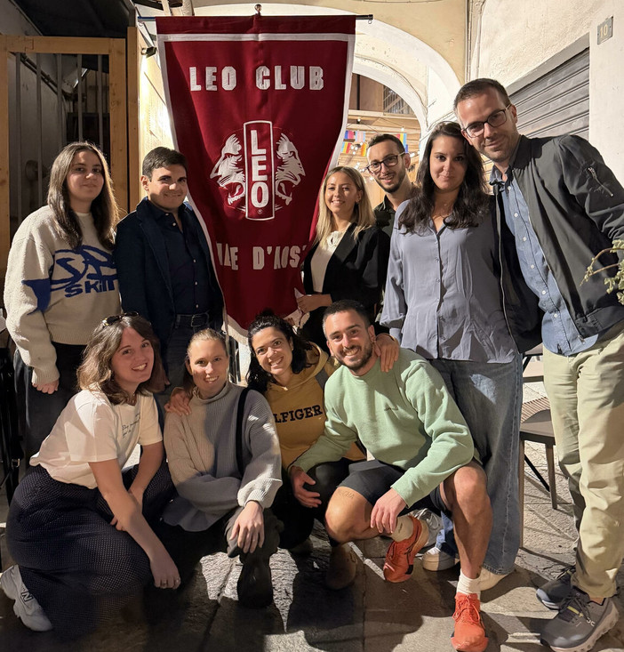 Da sinistra (fila in alto): Jessica Cagniney (consigliera), Giuseppe Cairo (simpatizzante), Rossana Scapoli (presidente), Joseph Amisano (vicepresidente), Jenny Cagniney (cerimoniera), Laurent Mattia Braga (cerimoniere uscente e storico membro del gruppo Leo Club). Da sinistra (fila in alto): Jessica Cagniney (consigliera), Giuseppe Cairo (simpatizzante), Rossana Scapoli (presidente), Joseph Amisano (vicepresidente), Jenny Cagniney (cerimoniera), Laurent Mattia Braga (cerimoniere uscente e storico membro del gruppo Leo Club).