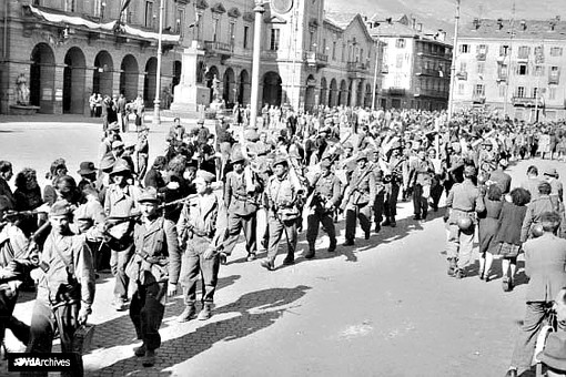 25 AVRIL: AV '75ème anniversaire de la Libération de la dictature particulièrement chargé de valeurs symboliques