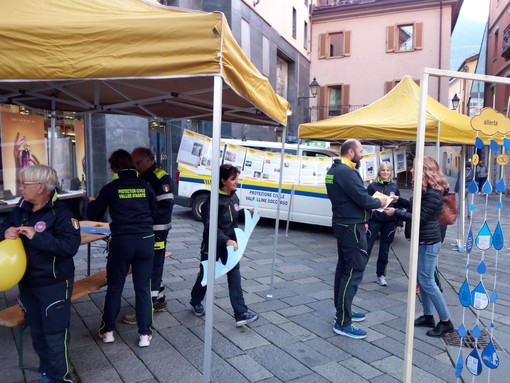 Maurizio Lanivi illustra il volantino a un'aostana