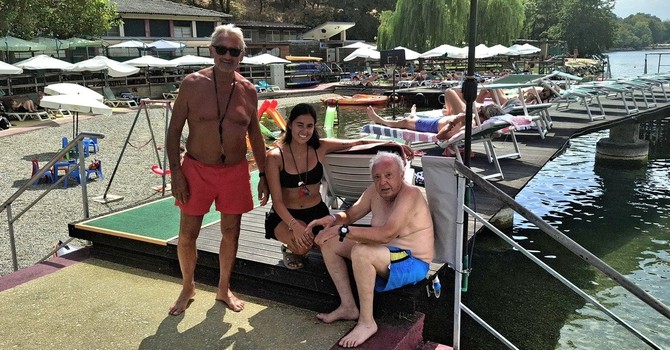 seduto a ds. Lodovico con l'istruttore Dario Moia (a sn) e la bagnina Letizia Balestre seduto a ds. Lodovico con l'istruttore Dario Moia (a sn) e la bagnina Letizia Balestre