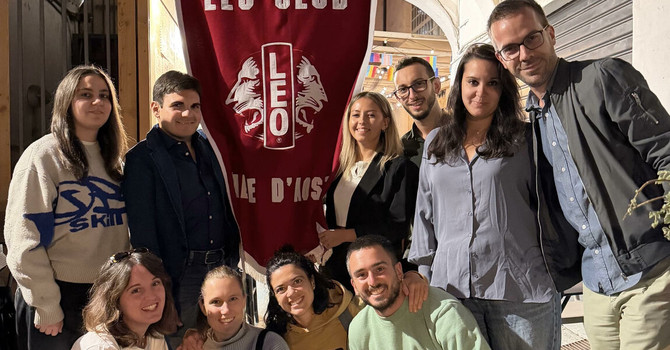 Da sinistra (fila in alto): Jessica Cagniney (consigliera), Giuseppe Cairo (simpatizzante), Rossana Scapoli (presidente), Joseph Amisano (vicepresidente), Jenny Cagniney (cerimoniera), Laurent Mattia Braga (cerimoniere uscente e storico membro del gruppo Leo Club). Da sinistra (fila in alto): Jessica Cagniney (consigliera), Giuseppe Cairo (simpatizzante), Rossana Scapoli (presidente), Joseph Amisano (vicepresidente), Jenny Cagniney (cerimoniera), Laurent Mattia Braga (cerimoniere uscente e storico membro del gruppo Leo Club).