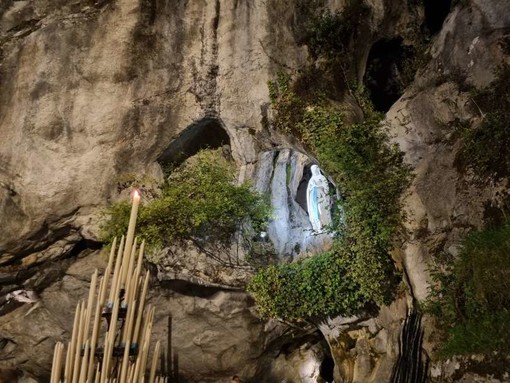 La grotta dell'apparizione di Lourdes