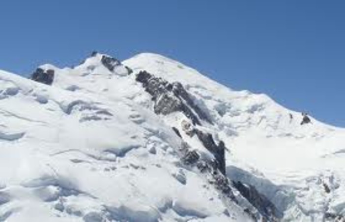 Soccorso sul Monte Bianco, salvati due alpinisti