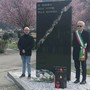 Matteo Fratini ed il sindaco Raffaele Rocco alla stele che ricorda le vittime del covid