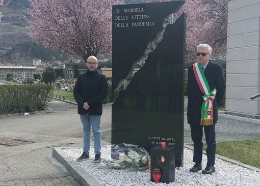 Matteo Fratini ed il sindaco Raffaele Rocco alla stele che ricorda le vittime del covid