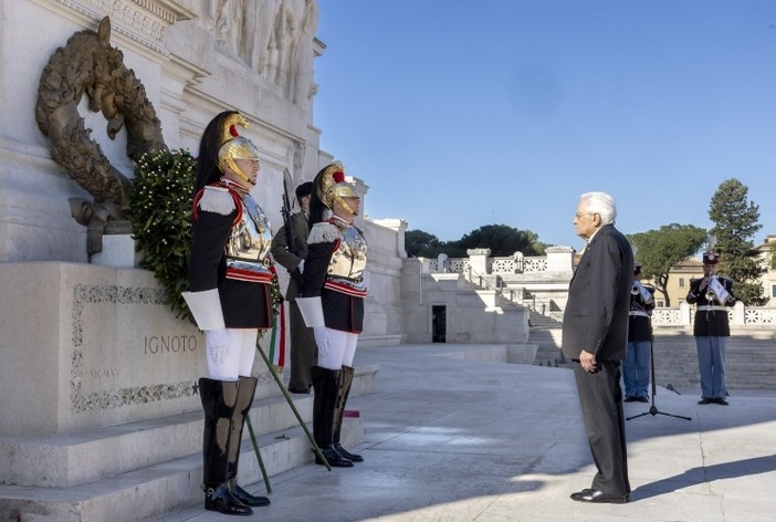 Mattarella rende onore ai Caduti