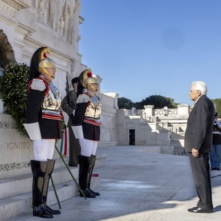 Mattarella rende onore ai Caduti