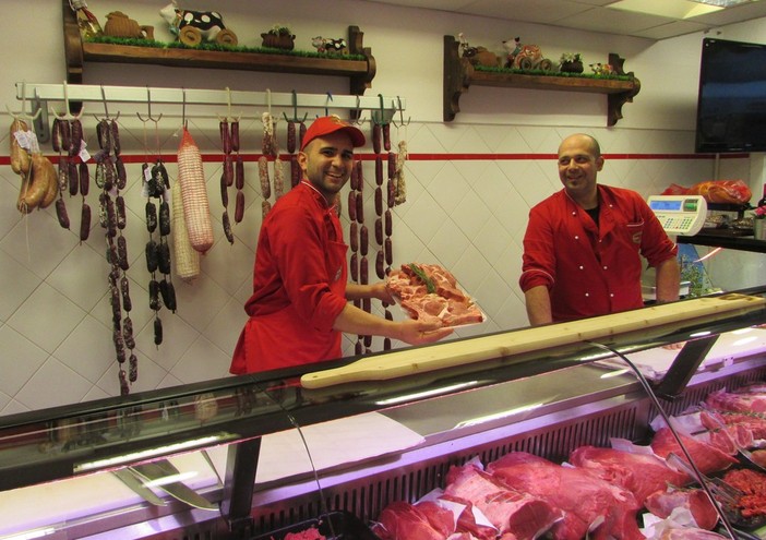 Marco e Walter dietro il banco della Macelleria Zoppo Marco e Walter dietro il banco della Macelleria Zoppo