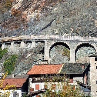 Incidente sulla SS26 a Montjovet, muore un motociclista
