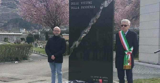 Matteo Fratini ed il sindaco Raffaele Rocco alla stele che ricorda le vittime del covid