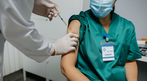 In Valle ancora 345 fra medici, infermieri e oss senza vaccinazione anti Covid