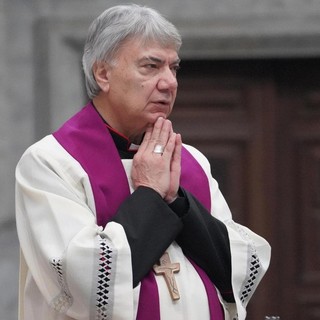 Il cardinale Domenico Battaglia, Arcivescovo di Napoli, ha rivolto una dura lettera aperta nel marzo 2026 contro i "mercanti della morte", definendo il commercio di armi un "male globale"