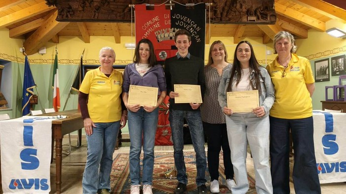 Da sn: la presidente Avis Marisa Zambon, i neo maggiorenni Elisa - Louis - Matteo - Martina, e la segretaria Monica Cuneaz Da sn: la presidente Avis Marisa Zambon, i neo maggiorenni Elisa - Louis - Matteo - Martina, e la segretaria Monica Cuneaz