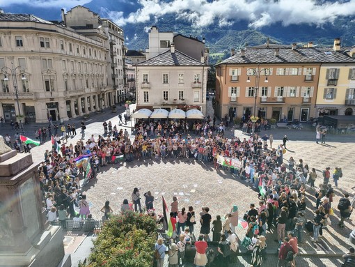 Manifestanti in piazza E. Chanoux