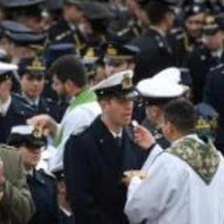 Cappellani più giovani in divisa: cambia l’accordo tra Santa Sede e Italia