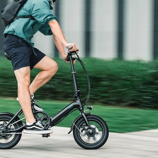 Quali sono le caratteristiche principali delle migliori bici elettriche per ciclisti di bassa statura?