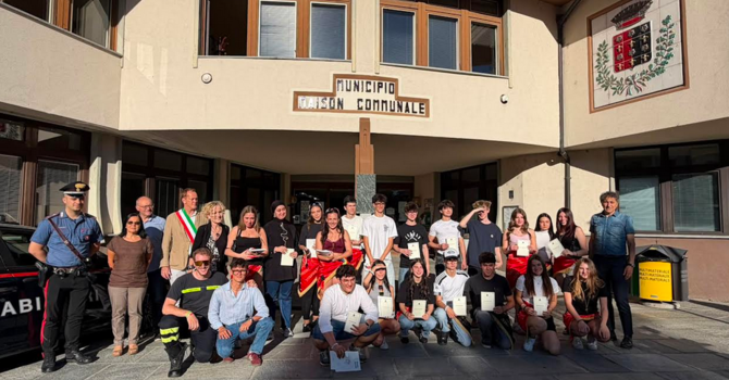Con il gruppo 19 coscritti presenti, da sin. Comandante Carabinieri di Nus, Consigliera Graziella Biscardi, Assessore Aldo Roux, Sindaco e Laura Ottolenghi, accosciato Gael Giansoldati (VVF) e a destra il Vice Sindaco Con il gruppo 19 coscritti presenti, da sin. Comandante Carabinieri di Nus, Consigliera Graziella Biscardi, Assessore Aldo Roux, Sindaco e Laura Ottolenghi, accosciato Gael Giansoldati (VVF) e a destra il Vice Sindaco