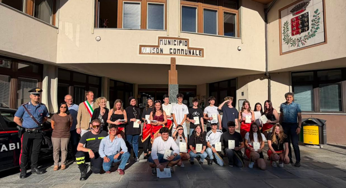 Con il gruppo 19 coscritti presenti, da sin. Comandante Carabinieri di Nus, Consigliera Graziella Biscardi, Assessore Aldo Roux, Sindaco e Laura Ottolenghi, accosciato Gael Giansoldati (VVF) e a destra il Vice Sindaco Con il gruppo 19 coscritti presenti, da sin. Comandante Carabinieri di Nus, Consigliera Graziella Biscardi, Assessore Aldo Roux, Sindaco e Laura Ottolenghi, accosciato Gael Giansoldati (VVF) e a destra il Vice Sindaco