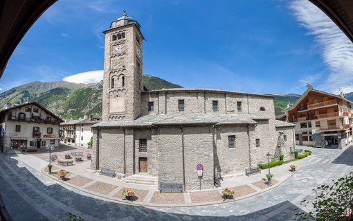 Borgo di Morgex, Chiesa di Santa Maria Assunta e piazza antistante. Credits: Lorenzo Agazzini