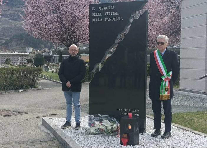 Matteo Fratini ed il sindaco Raffaele Rocco alla stele che ricorda le vittime del covid