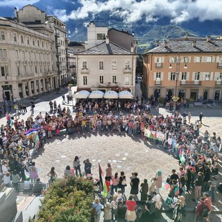 Manifestanti in piazza E. Chanoux